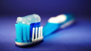 5 errori comuni che mettono a rischio la salute dei tuoi denti (e come evitarli senza stravolgere la routine)